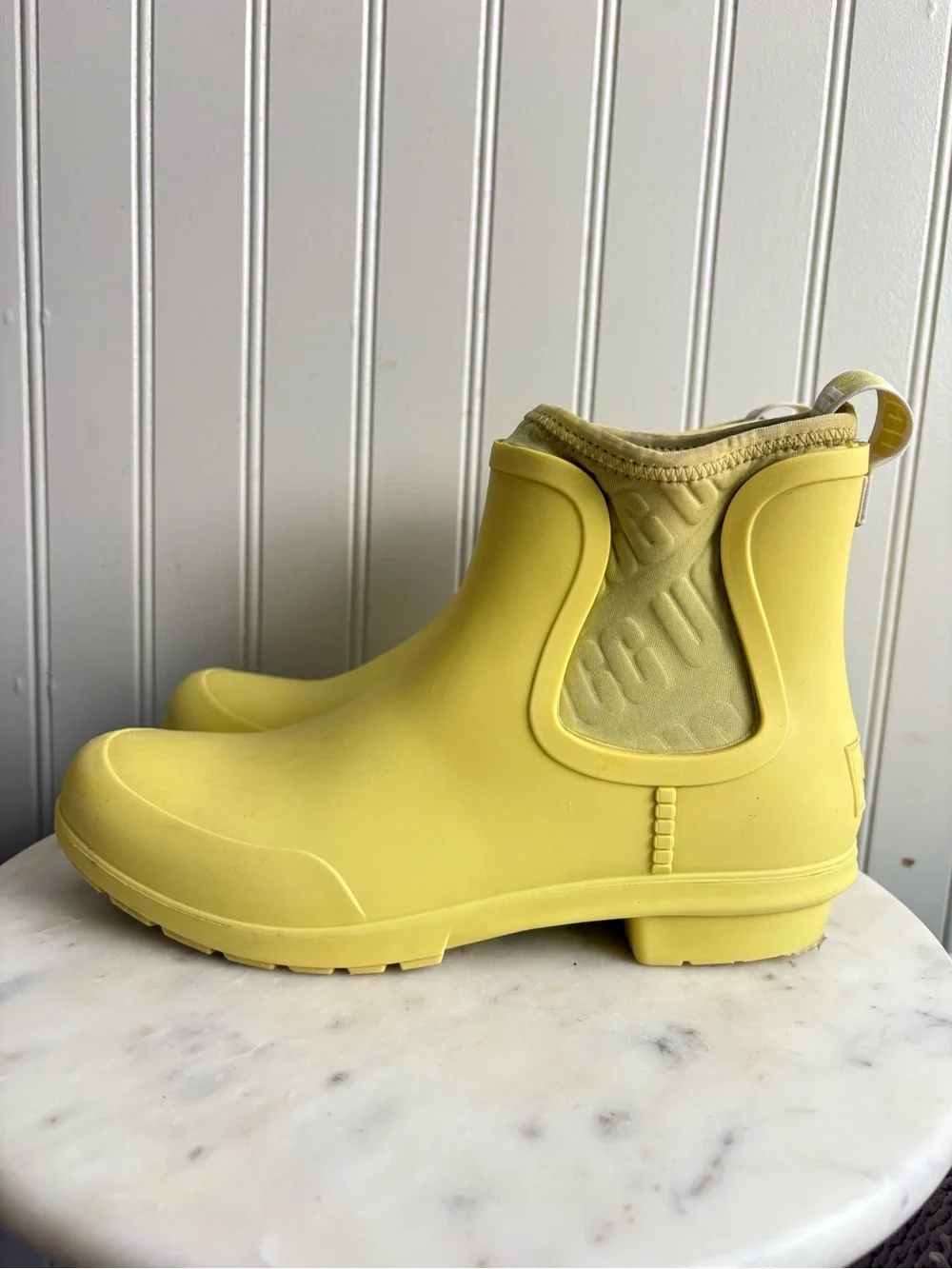 UGG Chelsea Ankle Rain Boots Women’s 6 Yellow Rubber Outdoors Autumn Winter Boho